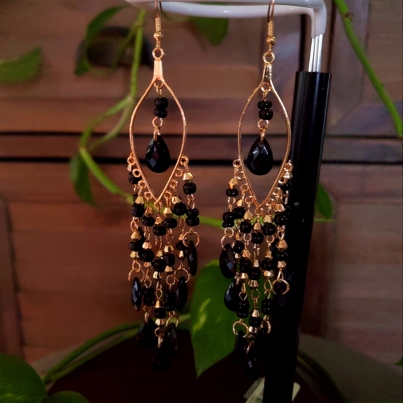 Hollow Leaf Black Dangle Earrings - Picture 4 of 6